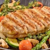 Geflügel- oder Rinderhacksteak an frischem Sommergemüse