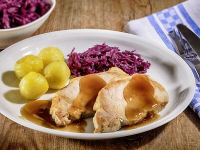 Schweinebraten, flüssig gewürzt, gegart, geschnitten, glasiert,