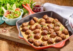 Köttbullar, Hackfleischbällchen aus Rind- und Schweinefleisch,