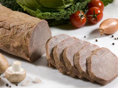 Rinderbraten, flüssig gewürzt, gegart im Fond