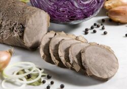 Sauerbraten, flüssig gewürzt, gegart im Fond