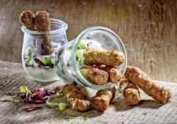 Cevapcici, mit Zwiebeln, Paniermehl und Eiklar, 