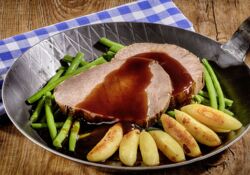 Rinderbraten, flüssig gewürzt, gegart, geschnitten, glasiert,