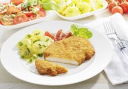 Putenschnitzel, flüssig gewürzt, paniert, gebraten,