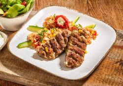 Köfte, Rinderhackfleischerzeugnis mit Gemüse und Weißkäse,