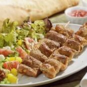 Tandoori-Spieß mit gemischtem Salat, zweierlei Dip und Baguette