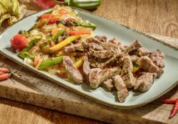 Rindfleischstreifen, flüssig gewürzt, ca. 45 x 15 x 10 mm,