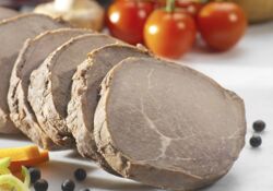 Sauerbraten, flüssig gewürzt, gegart, geschnitten, glasiert,